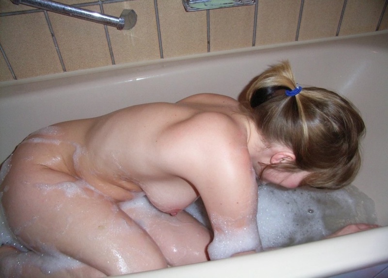 Принцесса с сочным седалищем в ванне с пеной 6 фото
