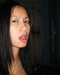 Молоденькая азиатка дрочит свою письку 11 фотография