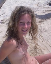 Отпускница валяется в песке на диком пляже 14 фотография