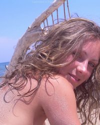 Отпускница валяется в песке на диком пляже 8 фото