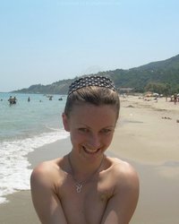 Отпускница валяется в песке на диком пляже 4 фото
