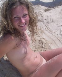Отпускница валяется в песке на диком пляже 13 фото