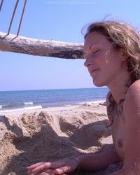Отпускница валяется в песке на диком пляже 18 фото