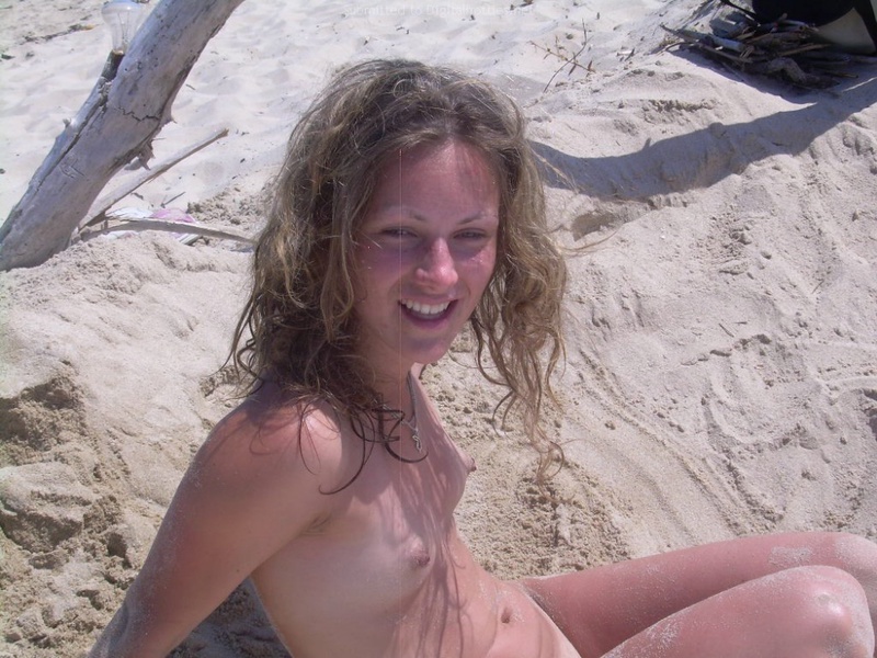Отпускница валяется в песке на диком пляже 14 фото