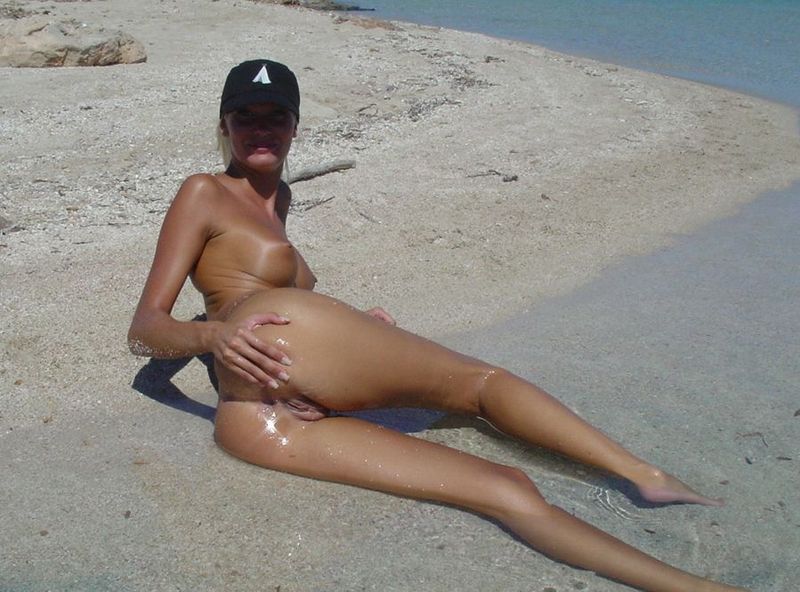 Голая блондинка отдыхает на пляже 4 фото