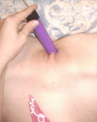 Юля пихает в себя фиолетовый вибратор 11 фотография