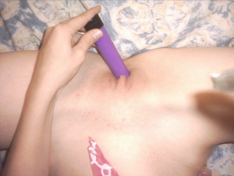 Юля пихает в себя фиолетовый вибратор 11 фото