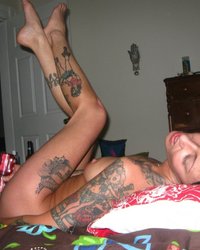 Татуированная леди трахает себя большим вибратором 15 фотография