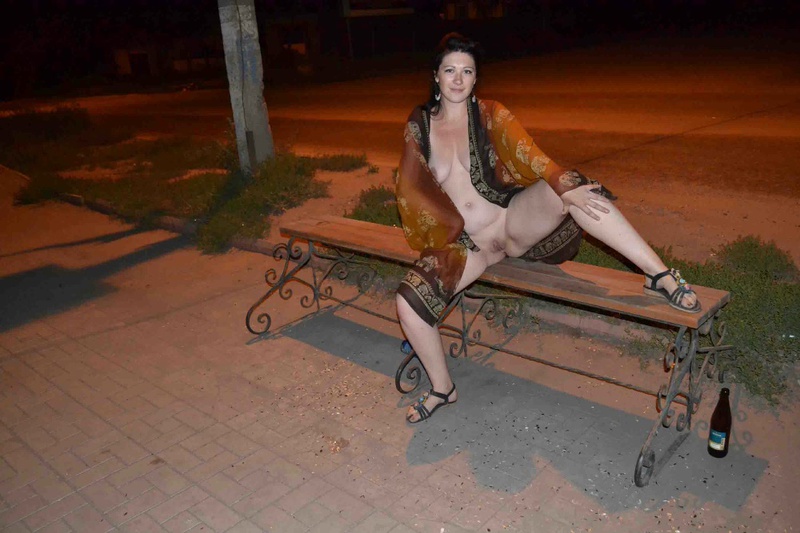 Сочная леди ходит по двору без одежды 13 фото
