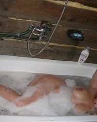 Сочная жена принимает ванну 4 фото