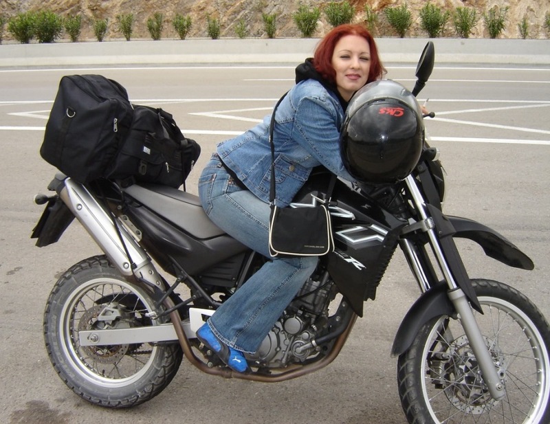 Любительница мотоциклов и голых фотосессий 4 фото