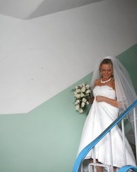 Невеста наряжается в платье перед брачной церемонией 15 фотография