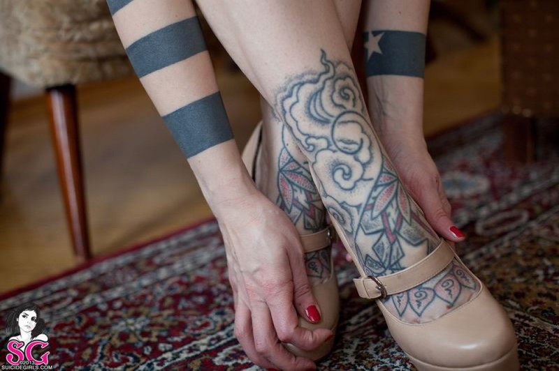 Любительница татуировок разделась, чтобы показать все узоры на теле 30 фото
