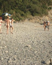 Нудисты отдыхают на пляже 1 фотография