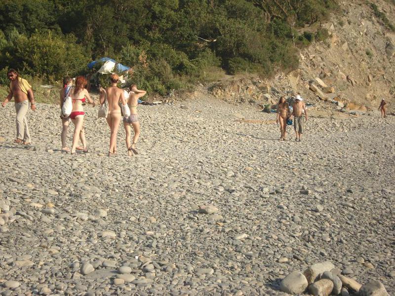 Нудисты отдыхают на пляже 1 фото