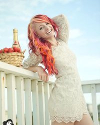 Красноволосая Лена разделась на балконе 5 фотография