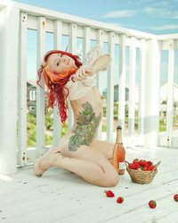 Красноволосая Лена разделась на балконе 24 фотография