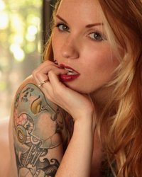 Татуированная блондинка готова отдаться кому угодно 31 фотография