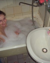 Брюнетка в ванной ждет любовника 8 фото
