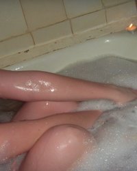 Брюнетка в ванной ждет любовника 9 фотография