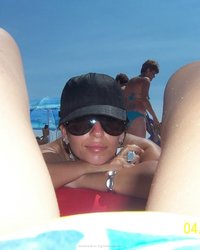 Нина отдыхает на пляже топлесс 9 фото