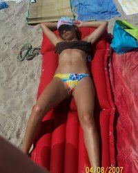Нина отдыхает на пляже топлесс 10 фото