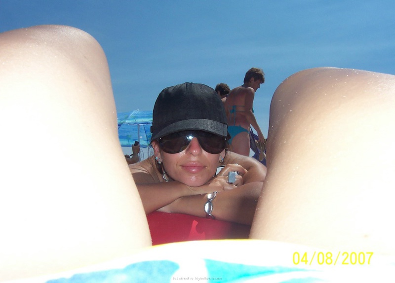 Нина отдыхает на пляже топлесс 9 фото