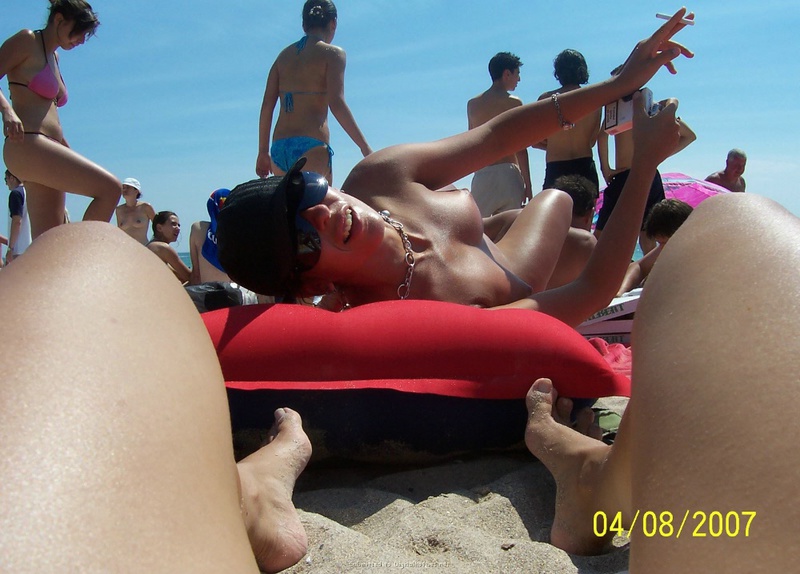 Нина отдыхает на пляже топлесс 6 фото