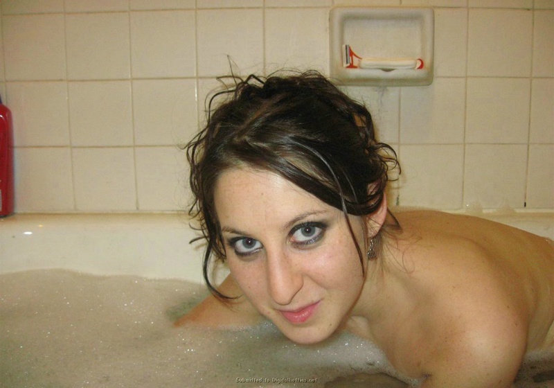 Карина в ванной в ожидании 8 фото