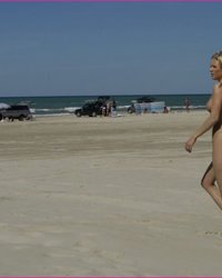 Озорная волейболистка  на пляже 19 фото