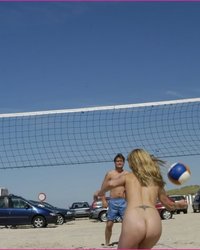 Озорная волейболистка  на пляже 4 фото