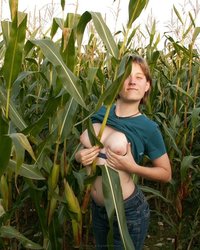 Девка засунула в себя кукурузу 5 фотография