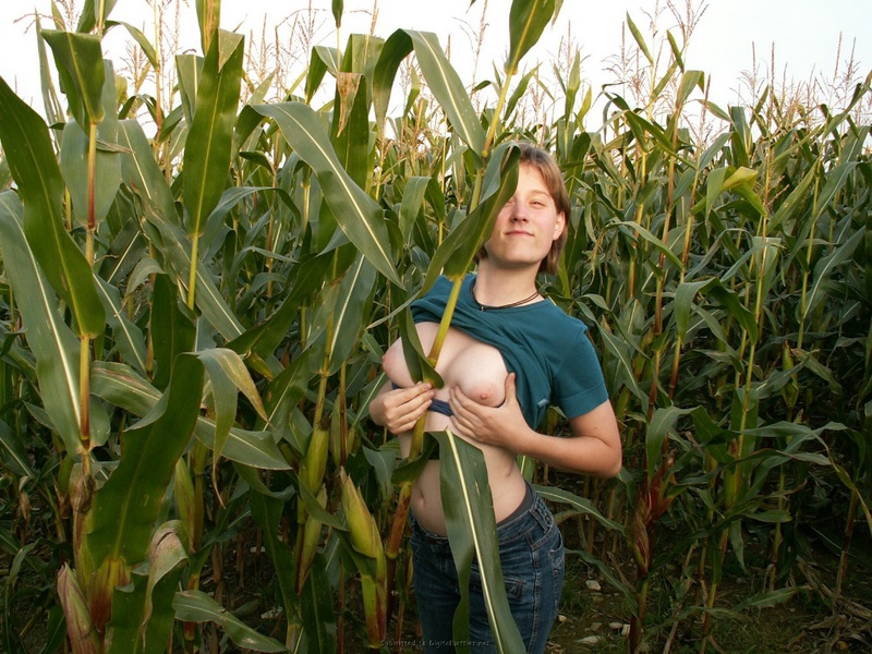Девка засунула в себя кукурузу 5 фото