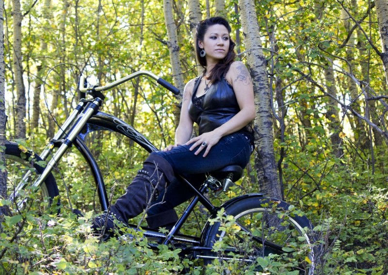 Брюнетка на велосипеде забралась в лесную чащу 1 фото