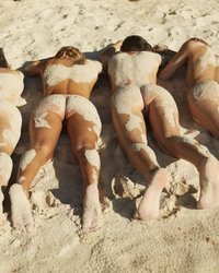 Фотограф заснял четырех голых девушек на пляже 16 фотография