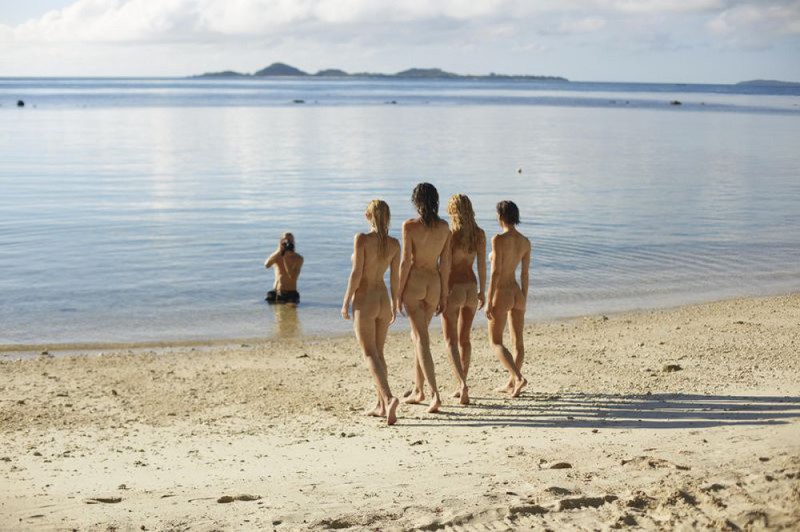 Фотограф заснял четырех голых девушек на пляже 15 фото