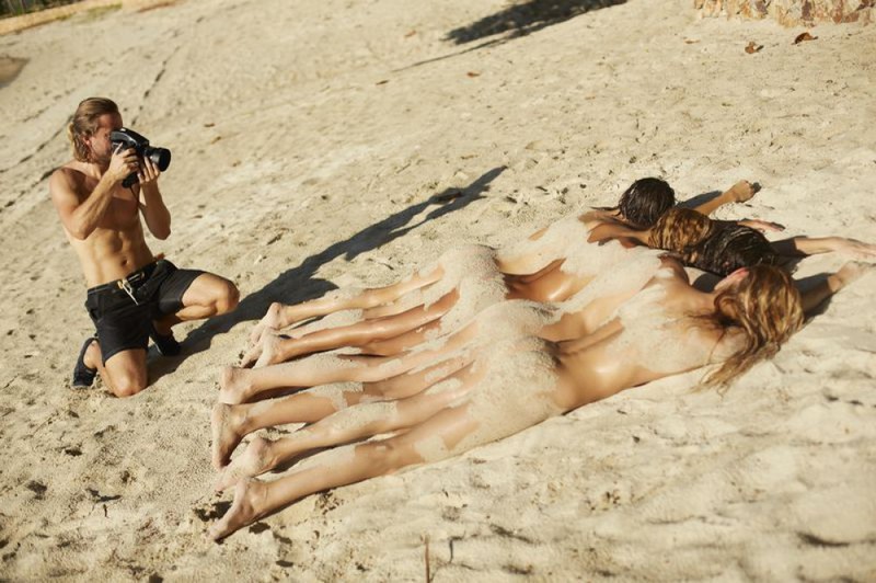Фотограф заснял четырех голых девушек на пляже 17 фото