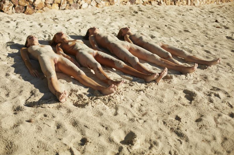 Фотограф заснял четырех голых девушек на пляже 35 фото