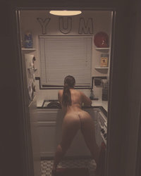 Сексуальные домохозяйки с сочными жопами на кухне 1 фото