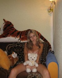 Блондинка с большими сиськами разделась на диване и поласкала пизду 11 фотография