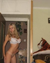 Блондинка с большими сиськами разделась на диване и поласкала пизду 5 фотография