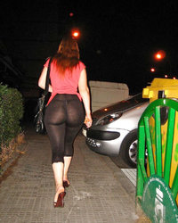 Подборка баб в обтягивающих штанах с сочными задницами 12 фото
