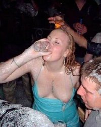 Пьяные бабы на вечеринках светят своими сиськами 14 фото