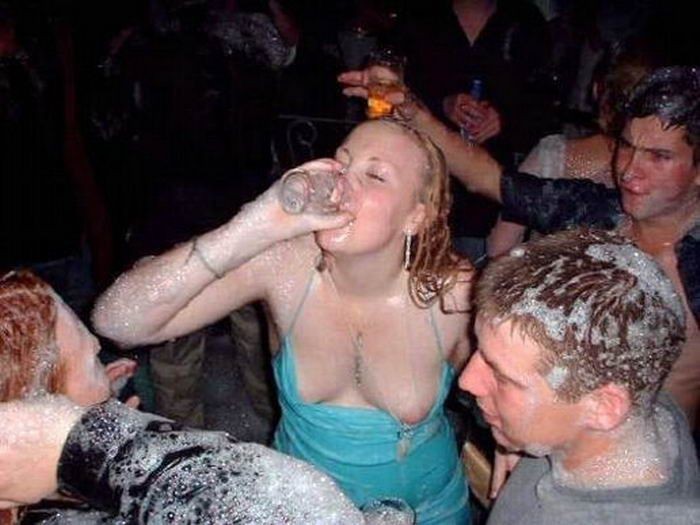 Пьяные бабы на вечеринках светят своими сиськами 14 фото