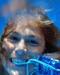 Молодуха в бассейне светит обнаженным телом и отсасывает парню под водой 15 фотография