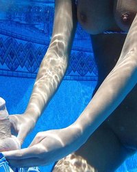Молодуха в бассейне светит обнаженным телом и отсасывает парню под водой 5 фотография