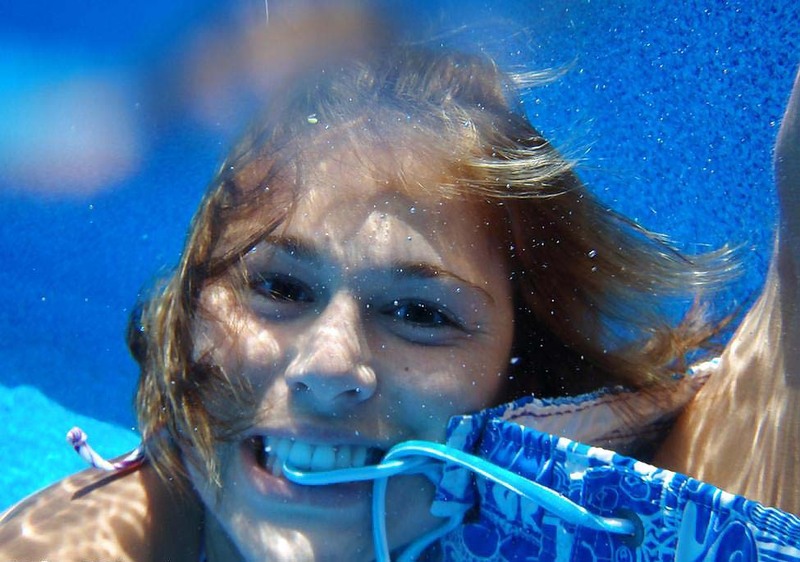 Молодуха в бассейне светит обнаженным телом и отсасывает парню под водой 15 фото