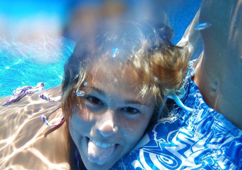 Молодуха в бассейне светит обнаженным телом и отсасывает парню под водой 10 фото