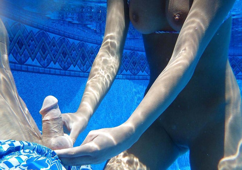 Молодуха в бассейне светит обнаженным телом и отсасывает парню под водой 5 фото