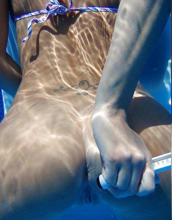 Молодуха в бассейне светит обнаженным телом и отсасывает парню под водой 6 фото